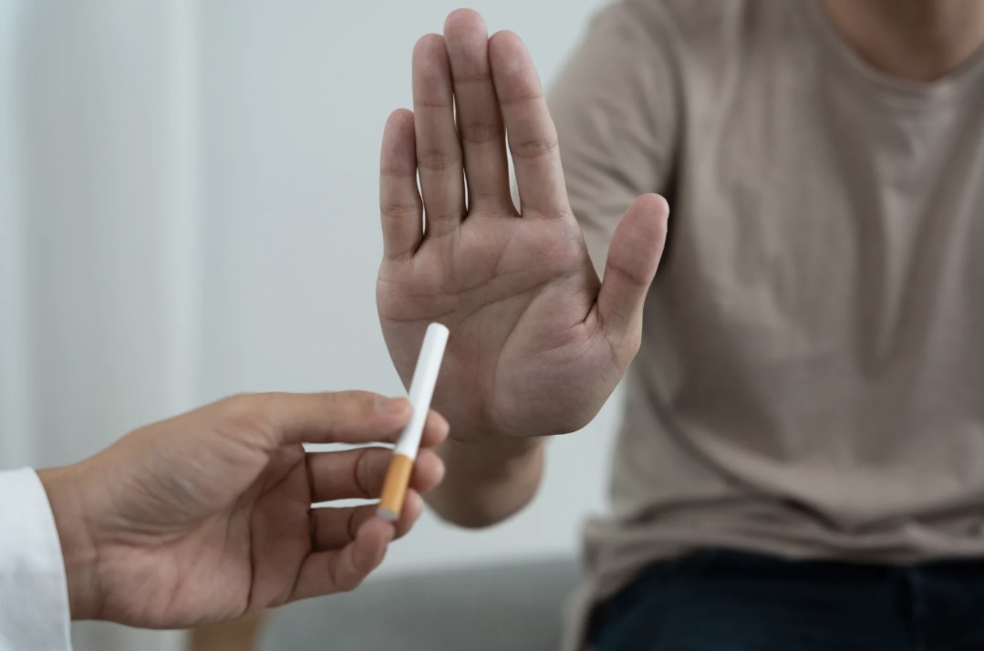 Junger Mensch lehnt eine ihm angebotene Zigarette ab