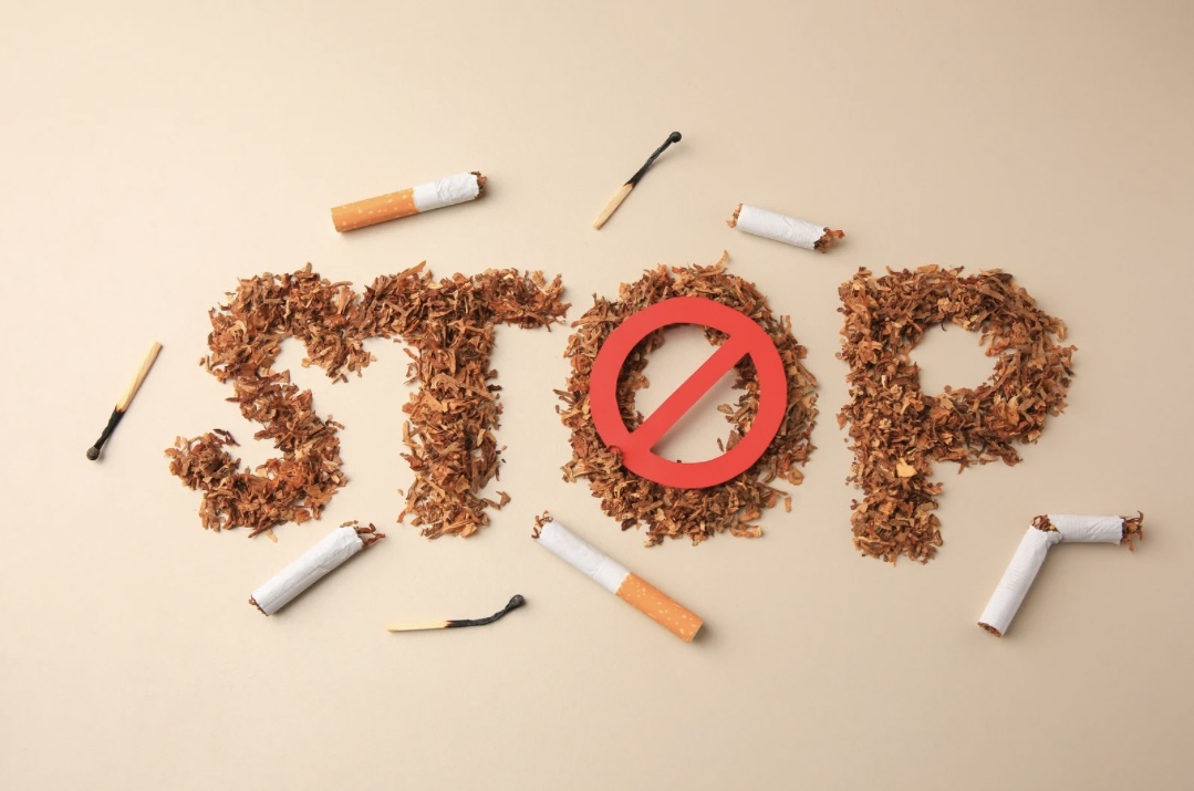 Mehrere zerbrochene Zigaretten formen symbolisch ein Stop zum Verzicht auf Tabakwaren